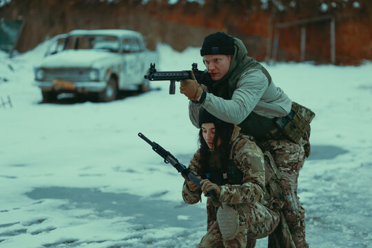 Military training. People training in tactical shooting.