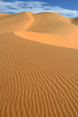 Fototapeta na wymiar SAND DUNES AND SAND PATTERNS IN THE SAHARA DESERT AROUND DJANET OASIS IN ALGERIA