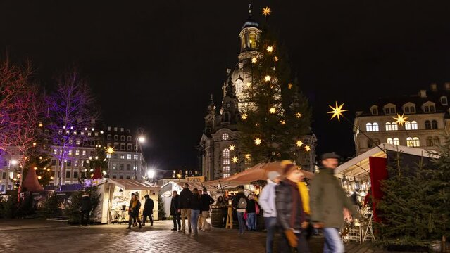 Hyperlapse of church of our lady in Dresden with a Christmas market in the foreground 