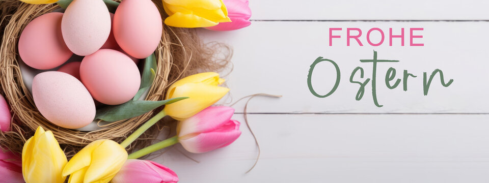 Frohe Ostern Gru&szlig;karte Banner mit deutschem Text - Bemalte Ostereier und Tulpen auf weissem Tisch asu Holz, Draufsicht