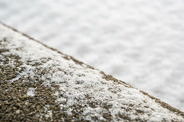 コンクリートに積もる雪