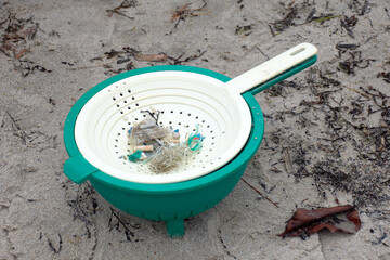The volunteers to collect the pellets on the beaches of Galicia use strainers, buckets, gloves