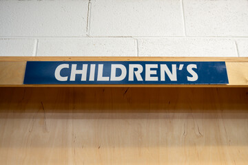 A sign for the U.S. Hitory Children's section of the books store. - obrazy, fototapety, plakaty