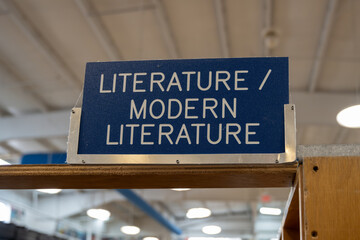 A sign for the Literature/Modern Literature section. - obrazy, fototapety, plakaty