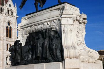 Gyula Andrassy Reiterstandbild vor dem Parlament in Budapest