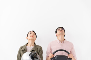 ヘルメットとハンドルを持つ男女