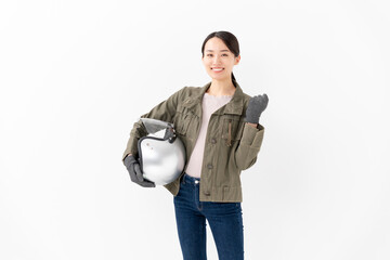 ヘルメットを抱えてガッツポーズする女性