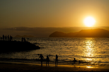 Contemplar o p&ocirc;r do sol na praia