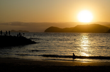 Contemplar o pôr do sol na praia