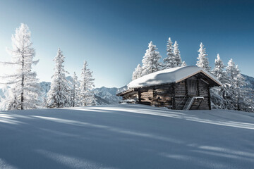 Berghütte im Schnee im tiroler Zillertal