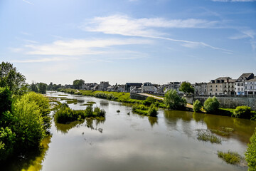 Obraz premium Orléans, Brücke, Pont Georges V, Steinbrücke, historische Brücke, Quai du Châtelet, La Loire, Fluss, Loiretal, Loire, Altstadt, historische Häuser, Frühling, Sommer, Frankreich