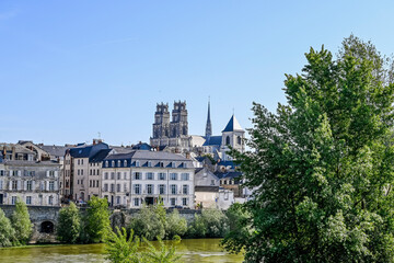 Obraz premium Orléans, Kathedrale, Sainte-Croix, Altstadt, Stadt, Altstadthäuser, La Loire, Fluss, Loiretal, Flusstal, Flussufer, Uferweg, Heilig-Kreuz Kathedrale, Centre-Val de Loire, Frühling, Sommer, Frankreich