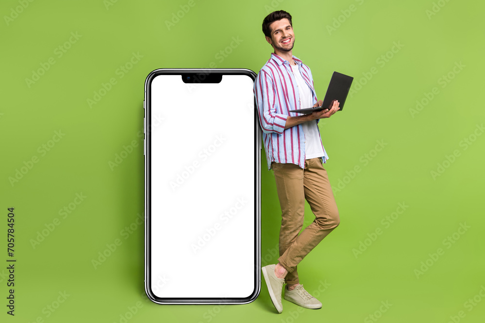 Poster Full body photo of funny young it specialist programmer create new web application smartphone screen isolated on green color background