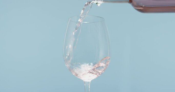 vin ros&eacute; vers&eacute;