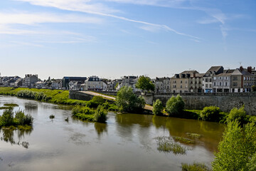Obraz premium Orléans, Brücke, Pont Georges V, Steinbrücke, historische Brücke, Quai du Châtelet, La Loire, Fluss, Loiretal, Loire, Altstadt, historische Häuser, Frühling, Sommer, Frankreich