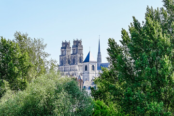 Obraz premium Orléans, Kathedrale, Sainte-Croix, Altstadt, Stadt, Altstadthäuser, La Loire, Fluss, Loiretal, Flusstal, Flussufer, Uferweg, Heilig-Kreuz Kathedrale, Centre-Val de Loire, Frühling, Sommer, Frankreich