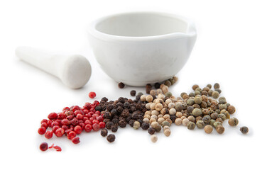 Pfefferkörner auf weißem Hintergrund