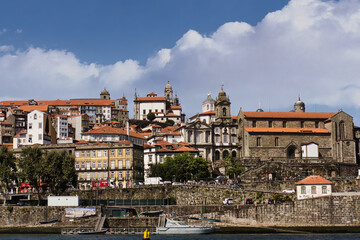Obraz premium Overview of the Cais da Ribeira, the port district, with its colorful houses and cobbled streets, is one of the most characteristic places in Porto.