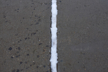 Neige sur sol en béton