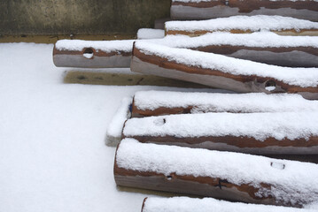 Bois sous la neige