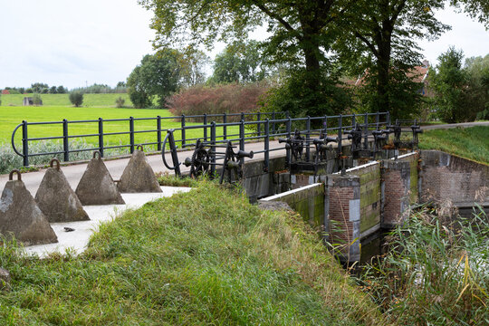 Inlet lock, part of the Nieuwe Hollandse Waterlinie bij het fort Everdingen in de provincie Utrecht.