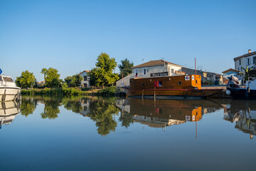 Fototapeta premium Paisaje del Canal du Midi, Francia, Villeneuve-lès-Béziers