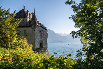 Castillo de Chillo de origen medieval que se encuentra a orillas del lago Lemán, Suiza 