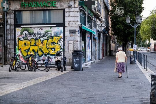 Señora de paseo por las calles de Grenoble, Francia