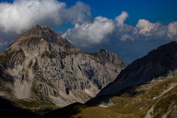 Il Gran Sasso d'Italia è il massiccio montuoso più alto degli Appennini e dell'Italia peninsulare, situato interamente in Abruzzo, nella dorsale più orientale dell'Appennino abruzzese 