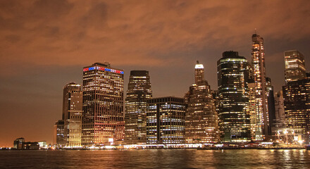 Costas de Manhattan mostrando su edificios iluminados