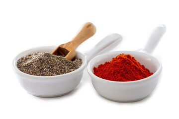 Schwarzer Pfeffer und Chilipulver