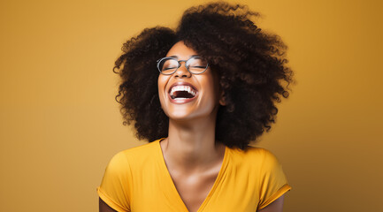 Jeune femme noire, heureuse, souriante, avec des lunettes, arrière-plan jaune - obrazy, fototapety, plakaty