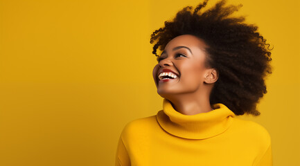 Jeune femme noire, heureuse, souriante, arrière-plan jaune, image avec espace pour texte - obrazy, fototapety, plakaty