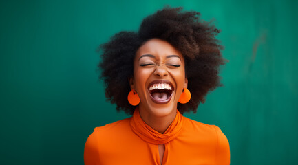 femme noire, heureuse, souriante, arrière-plan vert