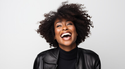 Femme noire, heureuse, souriante, arrière-plan blanc - obrazy, fototapety, plakaty