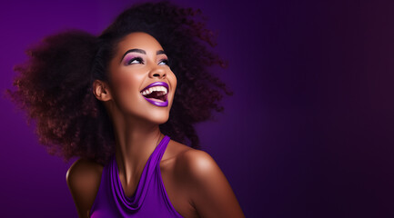 belle femme noire, heureuse, souriante, arrière-plan violet, image avec espace pour texte