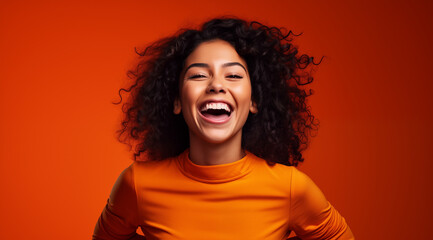 Jeune femme brune, heureuse, souriante, arrière-plan orange