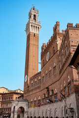 Fototapeta premium The iconic Palazzo Pubblico at the Piazza del Campo in downtown Siena