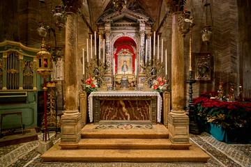Gordijnen St Isidore Chapel (Cappella di Sant'Isidoro) at the byzantine styled San Marco church in Venice, Italy © Paolo