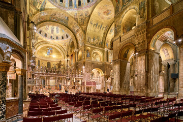The interior of the byzantine styled San Marco church (Basilica di San Marco) in Venice, Italy - obrazy, fototapety, plakaty