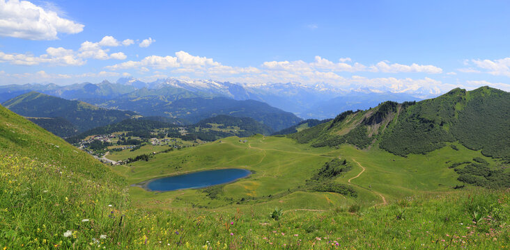 Vue panoramique d'un lac de la montagne environnante du village de Praz de lys en haute savoie.