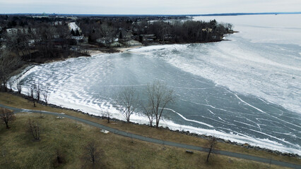 Dron vista al lago congelado