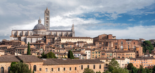 Fototapeta premium Panoramic view of the historic city of Siena and its cathedral