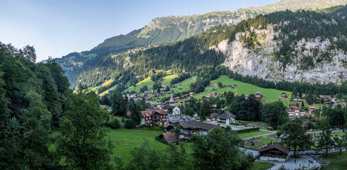Vista al pueblo de Lauterbrunnen, Suiza. Paisaje suizo, todo verde
