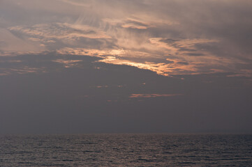 Zachód słońca i chmury nad Zatoką Gdańską.