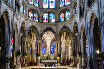 Obraz premium Beautiful church, with a traditional Christmas nativity scene in the center, surrounded by beautiful stained glass windows.