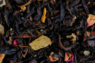 Black and green leaf tea with fruits and berries.