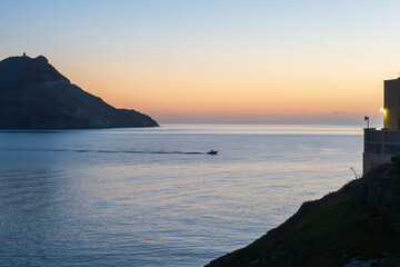 Barco de pesca saliendo al amanecer del puerto de San José en el Cabo de Gata, Almería, España
