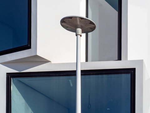 Grandes ventanas con cristal en un apartamento en la costa de Almeria