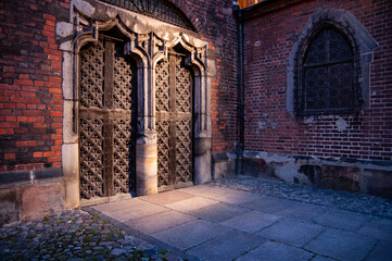 Klimatyczny zaułek przy gdańskim kościele. - obrazy, fototapety, plakaty